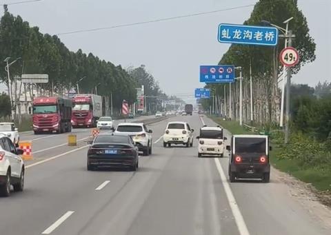 老头乐路上疯狂逆行+蛇形：吓得周围车辆纷纷闪躲(图4)