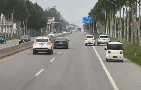 老头乐路上疯狂逆行+蛇形：吓得周围车辆纷纷闪躲(图5)