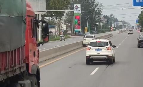 老头乐路上疯狂逆行+蛇形：吓得周围车辆纷纷闪躲(图6)