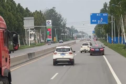 老头乐路上疯狂逆行+蛇形：吓得周围车辆纷纷闪躲(图7)