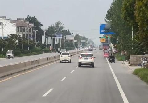 老头乐路上疯狂逆行+蛇形：吓得周围车辆纷纷闪躲(图8)
