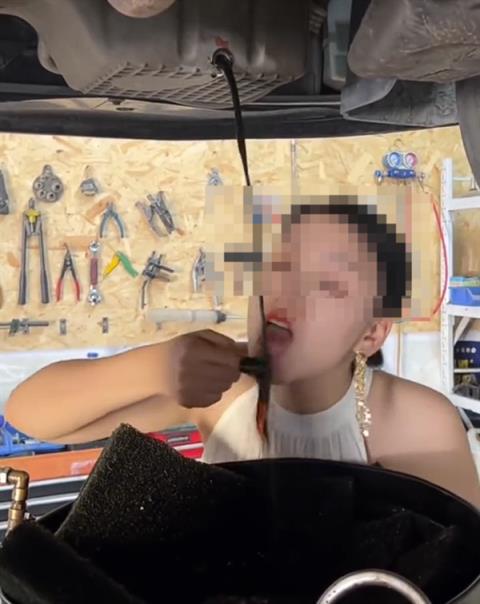 女子品尝机油“诊断”车辆故障 网友痛批哗众取宠(图1)