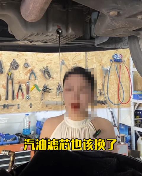 女子品尝机油“诊断”车辆故障 网友痛批哗众取宠(图2)