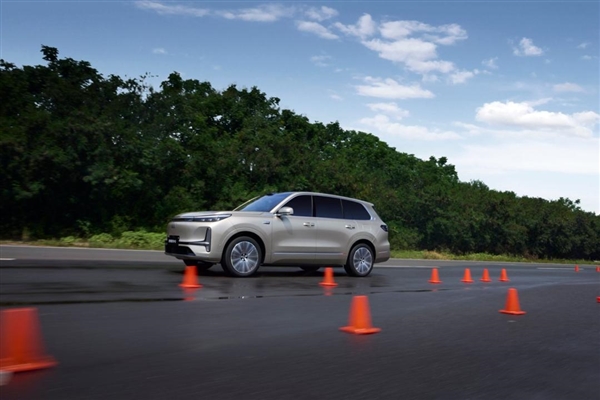 吉利丢王炸 17.38万的银河M9 开始无差别攻击