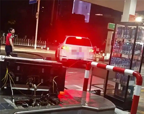 女子忘拔油枪开车就走拽倒加油机：切断阀立大功