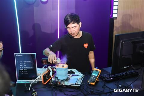 技嘉X870AORUSTachyon加持：锐龙79800X3D超频新世界纪录！突破7.3GHz大关
