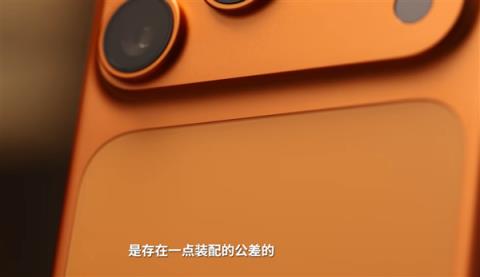 苹果首批iPhone17Pro做工感人：拼接缝隙宽度竟差了一倍(图6)