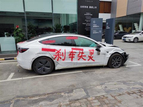 历时4年终赢特斯拉！车顶维权女车主：我胜诉后几百人的维权群沸腾了(图2)