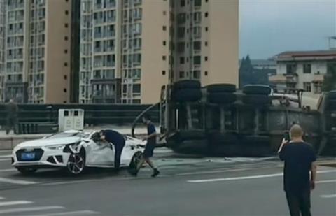 奥迪A4L被水泥罐车压顶车主几乎无伤 奥迪送出一台A5L新车(图1)