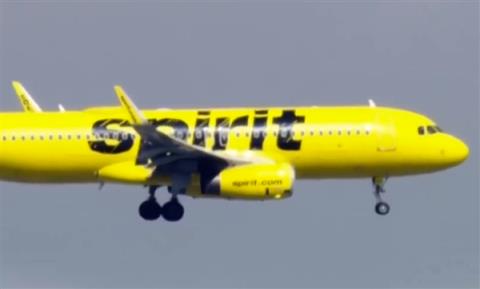 美国一客机差点撞上“空军一号” 空管开骂：别玩你的iPad了！