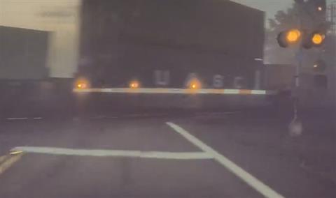 特斯拉FSD被指在铁路口无法识别火车 美监管机构已介入调查(图1)