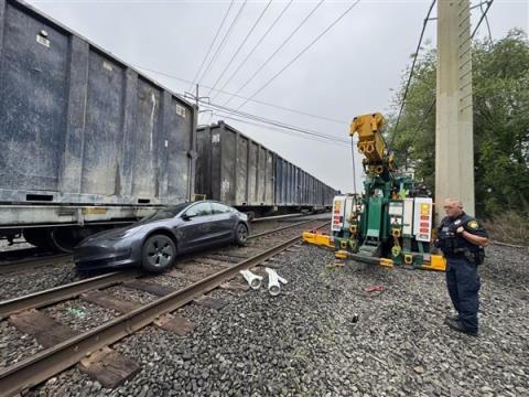 特斯拉FSD被指在铁路口无法识别火车 美监管机构已介入调查(图2)