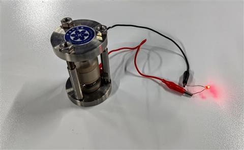 我国科学家成功开发首例氢负离子原型电池 成功点亮LED灯(图2)