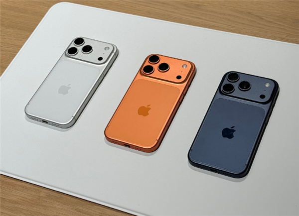 苹果线下店展出iPhone 17 Pro真机：已满身划痕！铝合金机身被吐槽质感差