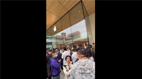5999元起！iPhone17发售 直击北京苹果店：门口大排长龙 要首批拿到新机