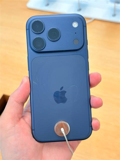苹果线下店展出iPhone17Pro真机：已满身划痕！铝合金机身被吐槽质感差(图2)
