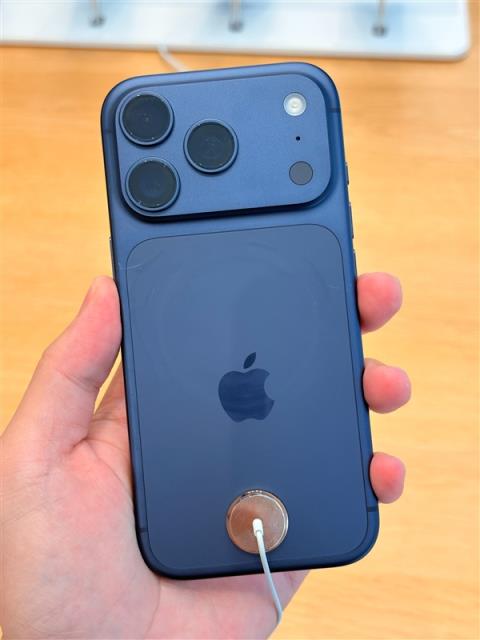 苹果线下店展出iPhone17Pro真机：已满身划痕！铝合金机身被吐槽质感差(图3)