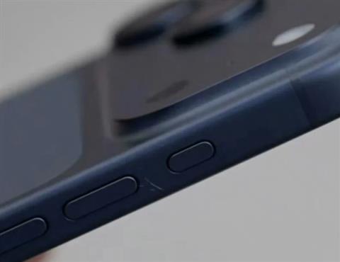 苹果线下店展出iPhone17Pro真机：已满身划痕！铝合金机身被吐槽质感差(图4)