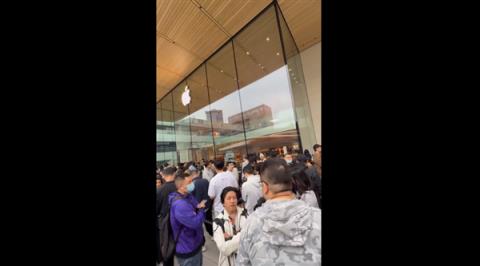 5999元起！iPhone17发售 直击北京苹果店：门口大排长龙 要首批拿到新机(图1)