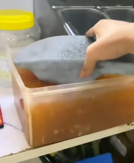 用拖鞋搅奶茶用手抓珍珠 涉事门店：新入职员工 已被行拘(图1)
