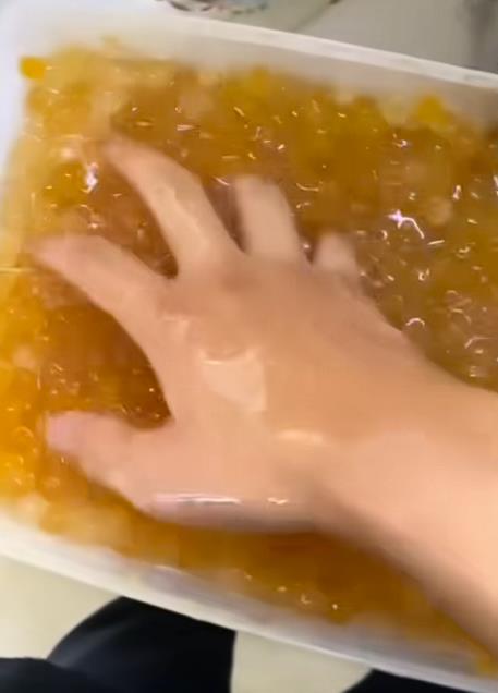 用拖鞋搅奶茶用手抓珍珠 涉事门店：新入职员工 已被行拘(图2)