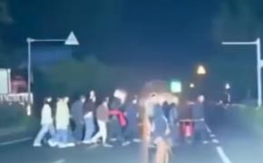对向货车开远光 司机紧急刹车：十几条人命在眼前忽闪忽现(图1)