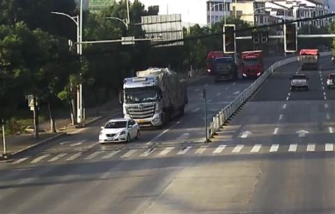 小轿车“贴脸”大半挂实线抢道 被追尾后还得负全责(图2)