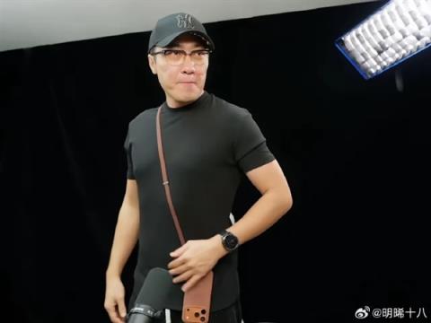 479元一根的苹果17挂绳真有人买：王自如晒上身效果 感受下(图1)