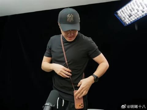 479元一根的苹果17挂绳真有人买：王自如晒上身效果 感受下(图2)