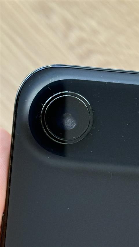 iPhoneAir到手仅一天就翻车：镜头内出现水雾(图4)