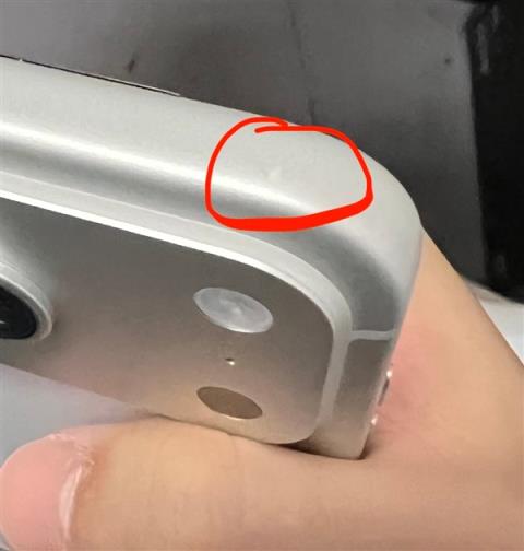 第一批iPhone17贴膜受害者出现了：贴膜工具把边框划伤 果粉心疼(图3)