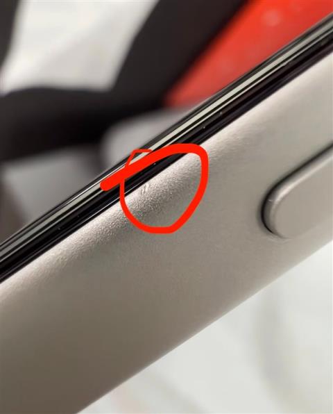 第一批iPhone17贴膜受害者出现了：贴膜工具把边框划伤 果粉心疼(图5)