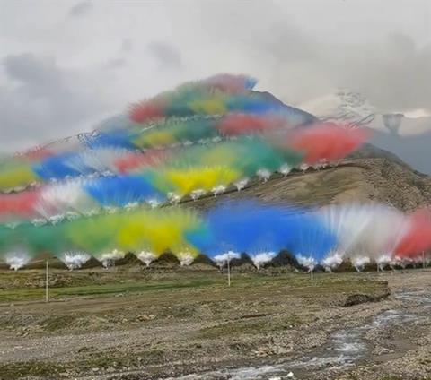 始祖鸟在喜马拉雅山脉放烟花引争议 蔡国强工作室：用的环保材料