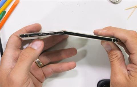 首次！5.6毫米机身的iPhoneAir终于被掰弯了：需要100kg的力量 普通人根本掰不断(图2)