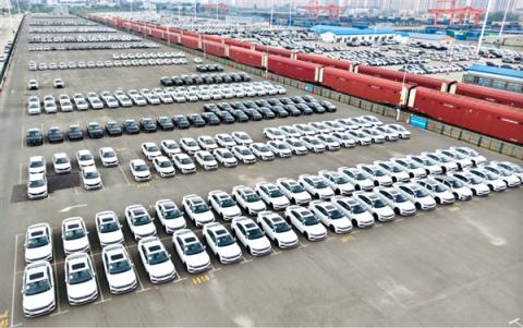 火车还能托运私家小汽车：专属红色车厢(图1)