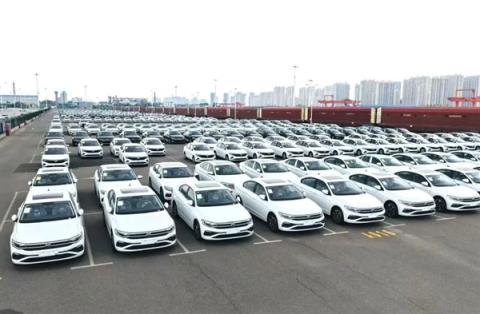 火车还能托运私家小汽车：专属红色车厢(图2)