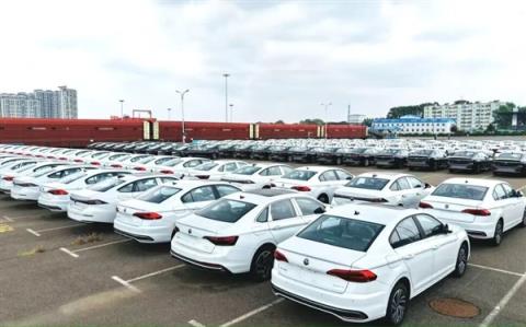 火车还能托运私家小汽车：专属红色车厢(图3)