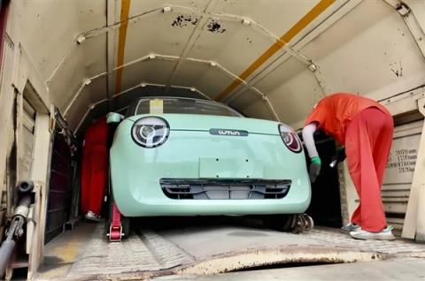 火车还能托运私家小汽车：专属红色车厢(图6)