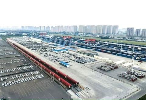 火车还能托运私家小汽车：专属红色车厢(图7)
