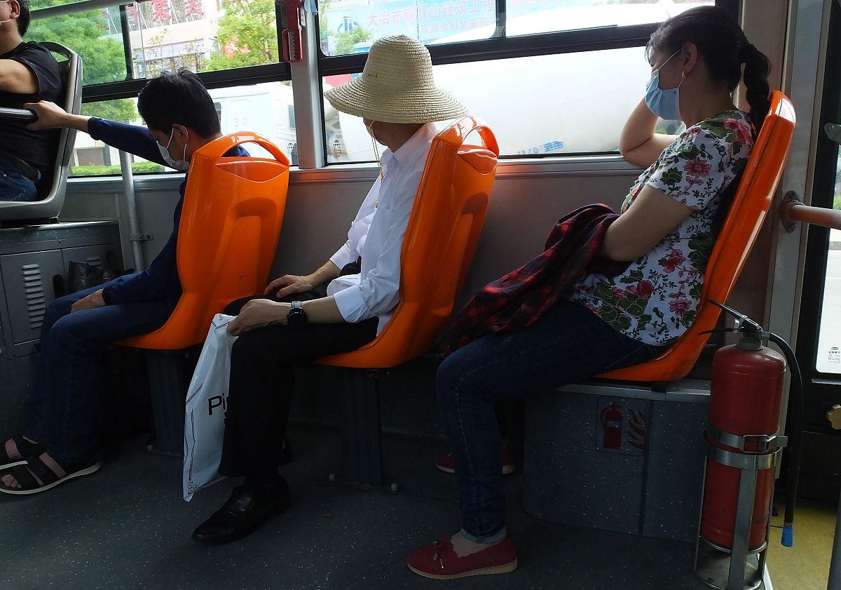 公交司机拒载背篓老人遭开除 公共服务温情何在引热议