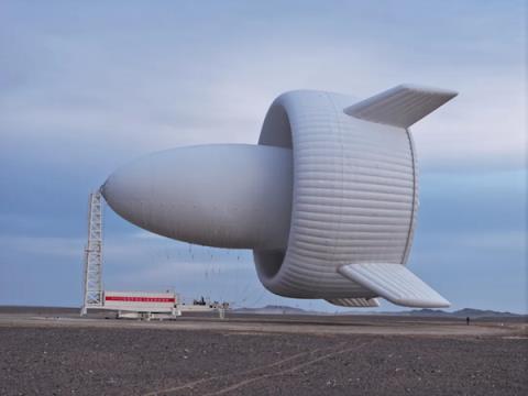 世界最大浮空风电装置戈壁试飞成功：长60米 外形酷似飞艇(图1)