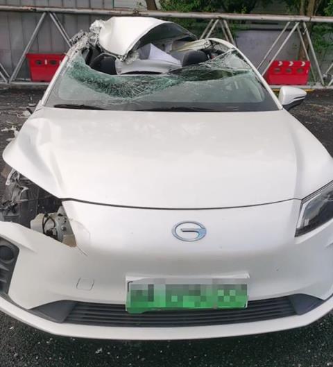 高速疲劳驾驶追尾货车顶棚被掀 司机：我以为被石头砸了