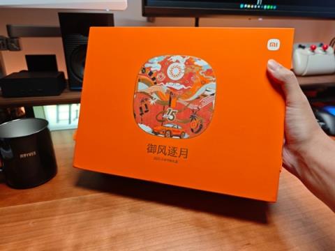 网友晒2025小米中秋礼盒：月饼花纹有15周年、澎湃OS、玄戒O1等(图1)