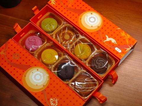 网友晒2025小米中秋礼盒：月饼花纹有15周年、澎湃OS、玄戒O1等(图2)