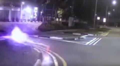 曝新加坡多地出现“球形闪电”：浑身冒紫光在路上弹跳(图2)