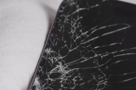 苹果iPhone17Pro和iPhoneAir不抗摔：跌落仍易碎屏