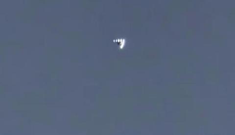 美国洛杉矶上空现V形“UFO”：主体呈回旋镖状(图1)