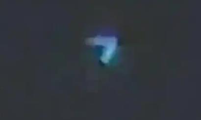 美国洛杉矶上空现V形“UFO”：主体呈回旋镖状(图2)