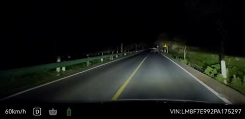 问界M7夜间山路偶遇大黑牛：暗光环境AEB一脚刹停