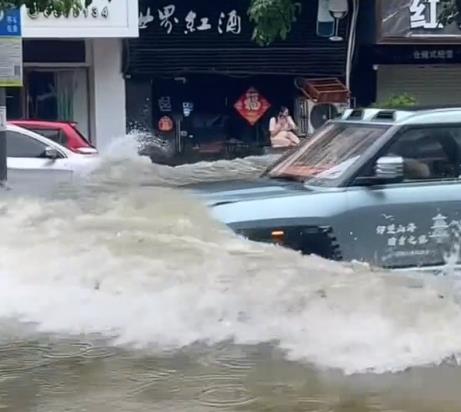 台风暴雨后 仰望U8司机驾车玩水致店铺受损：玻璃被击碎